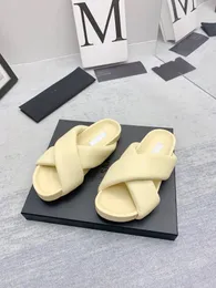 Sandal tofflor Kvinnlig sommar bär tjock botten 2023 Nytt sommarnät Kändis Flip-Flops Small High-End-mode