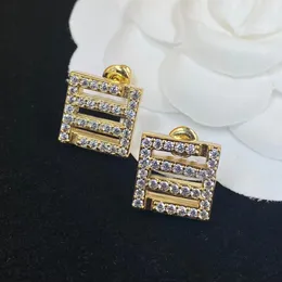 2023 New Stud Earrings 패션 럭셔리 브랜드 디자이너 클래식 화려한 다이아몬드 귀걸이 웨딩 파티 선물 상자와 스탬프와 우수한 품질의 보석