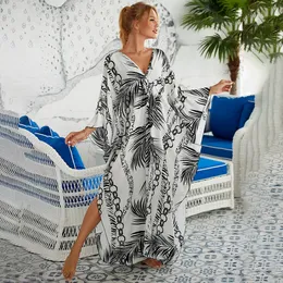 Luxuriöses Design-Badebekleidungs-Cover-Up mit 15-Farben-Texturdruck. Übergroßer Strandkittel lxf2140 Langes Kleid mit Tierstrukturdruck, Batik- und Kontrastfarben