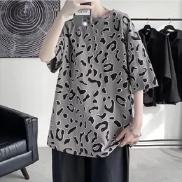 Herr t-skjortor herr mode leopard tryck kort ärm t-shirt sommar lös avslappnad fem-punkts halv rund nacke pullover grafik