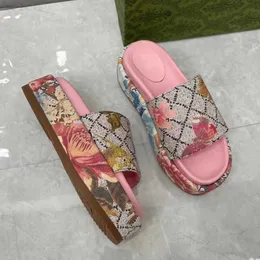 2023 Dam Slide Sandaler Plattform Slide Slipper Tjock bottnar Lady Flip Flops Broderi Tryckt Mode Sommar Strandskor 35-42 Med Box NO298A