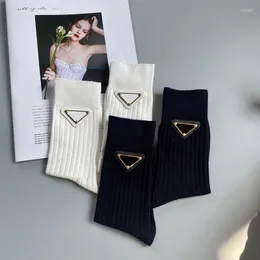 Мужские носки роскошные бренды дизайнер сплошной цвет для женщин модный треугольный металлический этикет