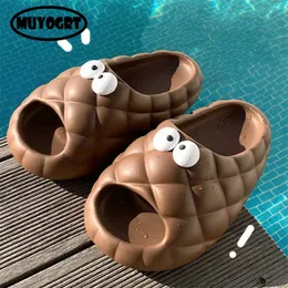 Tofflor 2023 sommarkvinnor tofflor söta choklad män glider plattform nonslip badrum sandaler flickor hem flip flops mjuka clould skor z0220