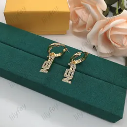 Projektantki kolczyki diamentowe litery klasyczne stadnina dla kobiet luksusowe stylowe złotą obręcze Women Studs miłosne kolczyki biżuterii Prezenty ślubne 2023