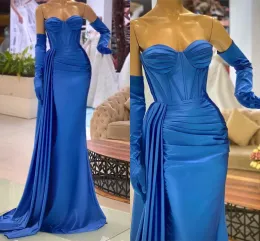 2023 Royal Blue Evening Dresses 소매 인어 인어 연인 네크 라인 스윕 트레인 새틴 플러스 사이즈 주름 쟁기 가운 공식적인 맞춤형 멍청이