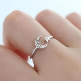 Cluster-Ringe Huitan Fancy Fingerring für Frauen Silberfarbenes Band Stern- und Monddesign Verstellbare Öffnung Tägliche Kleidung Modeschmuck