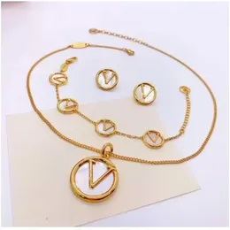 Pendant Necklaces Europe America Style Jewelry Sets Lady Women Engraved V Initials Mother of Pearl Round Pendant Necklace Earrings Bracelet Sets