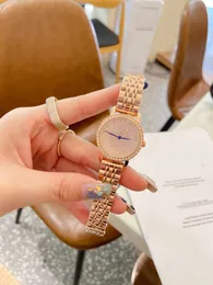 2023 nuova confezione regalo per orologio da donna impermeabile di lusso con luce di diamante piena di moda a drenaggio caldo