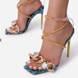 Sandalet Yaz Seksi Kadın Ayakkabı Partisi Çapraz Bağlı Roma Klasikler Dantelli Kısa Karışık Renkler Peep Toe Zinciri Serpantin PVC Ayakkabı
