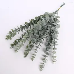 Flores decorativas 10pcs Hastes artificiais Eucalyptus folhas plantas POPs realistas Pons da ramificação Casamento Home Garden Farmhouse Decoração