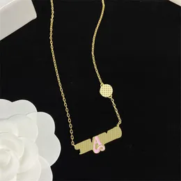 Colares de pingentes de letra rosa para mulheres colar de animal de origem dourado Personalidade Cadeia de rua High Street