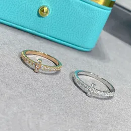 Designers de luxuris tocam anéis de diamante completo para mulheres novas jóias de casal de moda Simplicidade