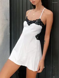 Повседневные платья Женщины сексуальное кружевное платье платье с атласом с низким разрешением спагетти ремешки рукавок открытая спина Cami Mini Party Club -одежда