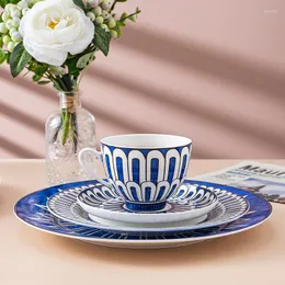 Plakalar Avrupa tarzı kahve fincanı seramik kupa vintage kemik Çin yemeği lüks yemek takımı ince porselen setleri mutfak