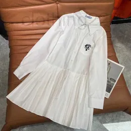 designer kvinnor kl￤r ￤rml￶s denimskjorta f￶r v￥r sommaren outwear casual stil med knopp bokstav lady smal kl￤nningar b￤lte veckad kjolknapp zipp sn46