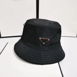 Designer Cappello A Secchio Con Decorazione In Metallo Triangolare