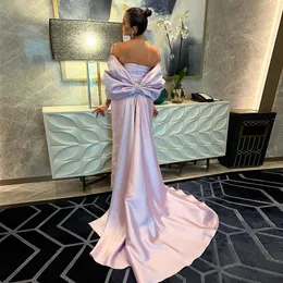 Abito da ballo celebrità a sirena lilla 2023 con mantello con fiocco in rilievo senza spalline in raso abiti da sera da donna formali Dubai Robe De Soiree di lusso