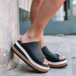 Sandały 2022 Letnia platforma dla kobiet poślizg na sandałach otwarty palca kontrastowy kolor klinowy buty plażowe damskie kapcie na zewnątrz slajdy sandalias Z0224