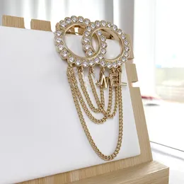 8 stile Brand Designer C doppia lettera spille donna uomo coppie lusso strass diamante cristallo perla spilla vestito spilla in metallo accessori moda gioielli