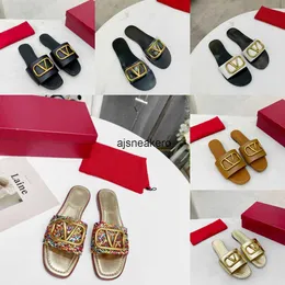 2022 Designer Classic Fashion New Ladies Sandals Signature Grain Leather Decorative Element