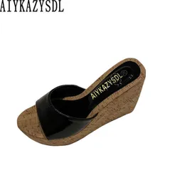 Sandalet Aiykazysdl Kadınlar Peep Toe Pompalar Ahşap Cork Topuklu Platform Ayakkabı Kama Yüksek Topuk Slayt Mule Açık Mekan Ayakkabıları Sıradan Yaz Terlikleri Z0224