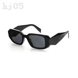 Óculos de luxo da moda feminino de óculos de sol polarizados pretos Triângulo de moldura espessa letra Gafas de sol Hombre UV Proteção Multicolor Shield Sol Glasses PJ001 B23