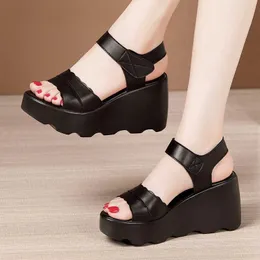 Sandalen Kleine Größe 3243 Neue Büro Damen Plattform Sandalen Sommer Leder Schuhe 2023 Casual High Heels Keile Sandalen Büro Mutter Z0224