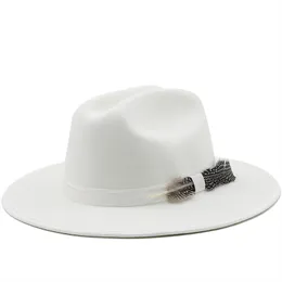 Nya fedora hattar med fjäder för kvinnor kyrkans party topp hatt män västra panama cowboy hatt tibetanska vita breda brim sombrero mössor