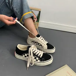 حذاء اللباس Houzhou Plaid Women Sneakers Flats Discalize Vulcanize Basket Femme Sports Shoes Spring Tennis Temale Kawaii Canvas Harajuku الكورية 230225