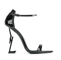 2023 有名なデザイン Opyum サンダル女性の靴バックル留めアンクルストラップ金属文字ヒールレザーソールカサンドラ女性の絶妙なパンプス割引靴