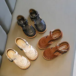 Sandaler Girl's Tstrap Shoes Hollow Out British Style Soft Classic Children Mary Janes 2236 Spädbarn Round Toe Flat Summer Kids Sandaler Z0225