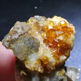 Dekoratif Figürinler 10.8G.Rare Doğal Garnet Kristal Altıgen Nokta Feldspar MIA Pirinç Çok Mineral Symbiotic Halo Enerji İyileştirme