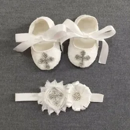First Walkers Dollbling Ivory Christening Soft Baby Shoes Headband Lace Luxury Cross Diamond Charm Crochet Infant White Lace Baptism Ballet 230227