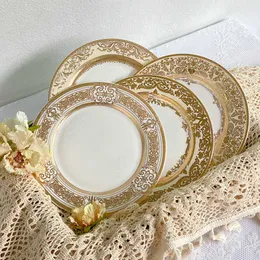 Dekorativa plattor Creative Gold Stroke Ceramic Plate 8 Inch Relief spets eftermiddag Takakakor dessertplattor Frukost Bread Dish Bonechina Tableware Z0227