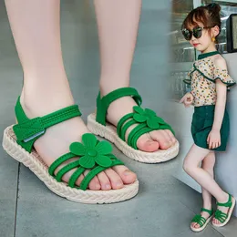 Sandaler Summer Kids Shoes Fashion Sweet Princess Barn Sandaler för flickor Småbarn Baby Soft Breattable Hoolow Out Flower Shoes Z0225