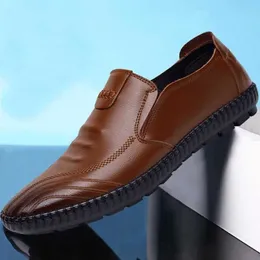 ドレスシューズマン用の人工革のソイルドカラーローファースリップビジネスカジュアルシューズクラシックソフトレザーホンブル通気男性靴R230227