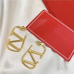 Designer di orecchini di moda per le donne Cerchio Orecchini a bottone in oro Lettera V Borchie Orecchini di gioielli di design di lusso SCATOLA Molto bella