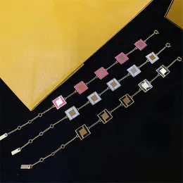 Farbige Buchstaben-Charm-Armbänder, quadratische Stücke, Gold-Armband für Frauen, verstellbarer schlanker Damen-Handschmuck