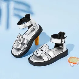 Sandaler Barnskor 2022 sommar nya barnsandaler andningsbara modeskor Bekväma flickor Roman Metal Button Sandaler Z0225