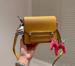 Çapraz gövde tasarımcısı flep moda çantası mini omuz çantaları iplik çantası claic harfi toka debriyaj torbası çıkarılabilir kayış çok renkli domuz burun kova torbası
