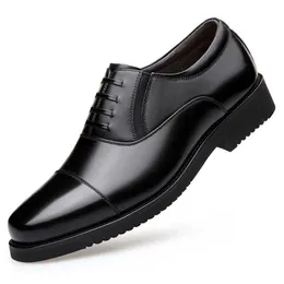Elbise ayakkabıları iş orijinal deri ayakkabılar erkekler nefes alabilen kauçuk resmi elbise düğün ayakkabıları erkek giymek yumuşak dip yumuşak yüzey erkek pompaları R230227
