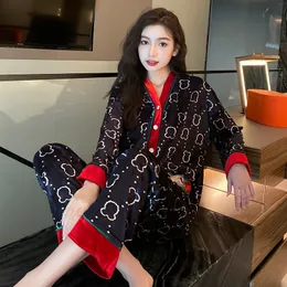 Kvinnors sömnkläder Qsrocio Pyjamas Set Velvet Luxury Cute Bear Print Casual Homewear Fashion V Neck Nightwear Pyjama Femme Petite 230227