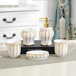 Badtillbehör Set europeisk stil lyxbadrum levererar guld vit keramisk tandborstehållare/munvatten kopp/lotionflaska/badrum