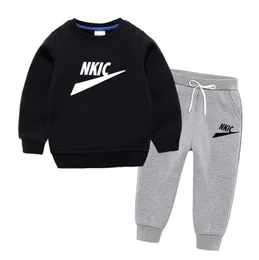 Ny vår Autumn 2st Child Sports Casual Set Lång ärm Crew Neck Sweatshirts Outfits Boy Kid Brand Print Loose Soft Soft Outdoor Wear