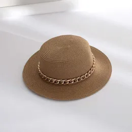 قبعات واسعة الحافة 2022 New Flat British Flat Top Straw Hat Women Summer Wide Brim Travel Anti-UV Hat Fashion Color Chain Beach Hat Candy Sun Hat G230227