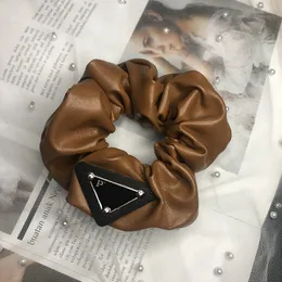 Märke Faux Leather P-Letters Hästsvansar Hållare Hår Gummiband Hår Scrunchy Ring Clips Elastisk Designer Sport Dans Scrunchie Hårband för Mode Dam Kvinnor