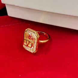 2023 Дизайнерское кольцо с V-образным вырезом и буквой Кольца для пары Модные хрустальные позолоченные кольца для влюбленных