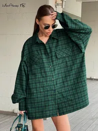 Camisas de blusas femininas mnealways18 Camisetas de tamanho grande verde Mulheres cairam as blusas xadrez de rua do ombro Bloups duplos bolsos casuais top solto 230228