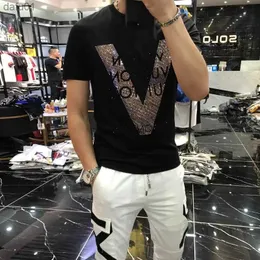 Erkek Tişört Kalitesi Mercizize Pamuklu V-şekilli desen Rhinestone 20201 Yeni Sokak Moda Stili Kısa kollu Erkek En İyi Giysileri L230520