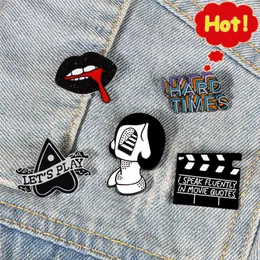 Dark Punk Brooch Board Board Lips Women Head Black Enamel Pins Давайте поиграем в сердце жесткие времена Значок